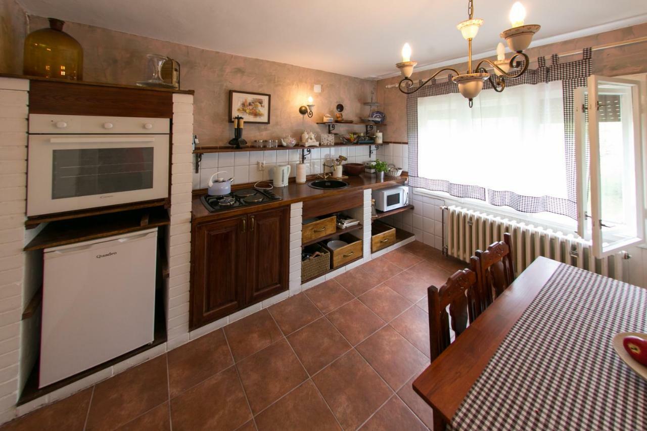 Holiday Home Modric โอโทชาส ภายนอก รูปภาพ