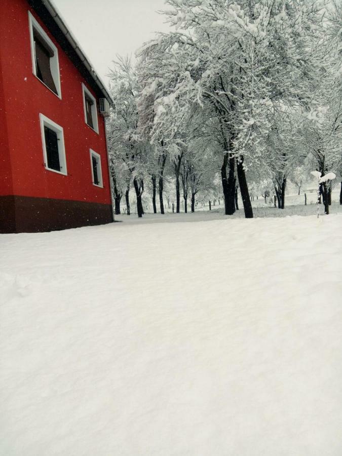 Holiday Home Modric โอโทชาส ภายนอก รูปภาพ